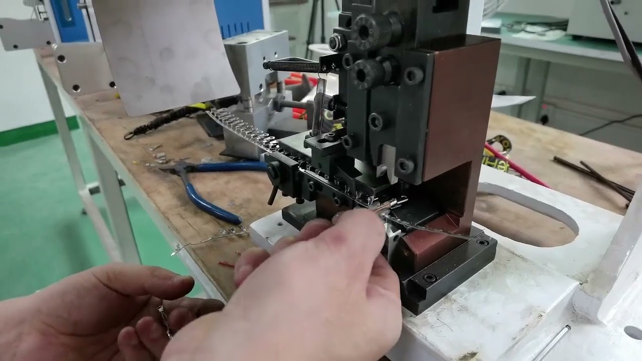 Máy đánh đầu cốt 2T hoạt động thực tế - Quay cận cảnh chính xác