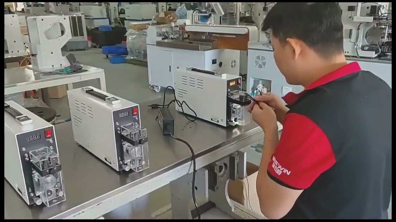 Máy Tuốt Dây Điện Cầm Tay Công Nghiệp – Dễ Dàng Mang Theo Cho Việc Bóc Vỏ Dây